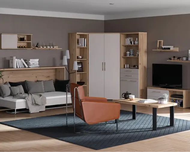 Stilvolles Wohnzimmer mit Wohnwand aus Massivholz, hellem Sofa, Lowboard und Couchtisch. Ein brauner Ledersessel setzt Akzente. Moderne Wohnzimmermöbel aus Holz sorgen für zeitlose Einrichtung im natürlichen Design.